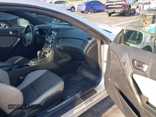 ✅ 2014 Hyundai Genesis Coupe 2.0T • VIN: KMHHT6KD3EU119847 • Lot: 43061546. Wystawiony na IAAI z przebiegiem 190 359 mil. Bezpłatny archiwum sprzedaży aukcyjnych z USA i szczegółowy raport historii pojazdu na DreamBid. Zdjęcie 5.