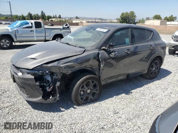 2024 Dodge Hornet R/T Plus z VIN ZACPDFDW6R3A24466, wystawiony jako Copart lot #62560165 z przebiegiem 13 170 mil mil oraz Szkoda całkowita • Salvage title. Historia ofert i sprzedaży dostępna na DreamBid. Obrazek 1.