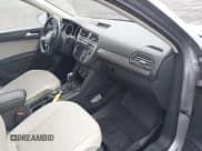 ✅ 2021 Volkswagen Tiguan SE • VIN: 3VV2B7AX8MM145802 • Lot: 43431599. Wystawiony na IAAI z przebiegiem 62 313 mil. Bezpłatny archiwum sprzedaży aukcyjnych z USA i szczegółowy raport historii pojazdu na DreamBid. Zdjęcie 5.