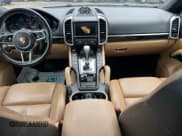 ✅ 2016 Porsche Cayenne • VIN: WP1AA2A26GLA08205 • Lot: 89526045. Wystawiony na Copart z przebiegiem 127 148 mil. Bezpłatny archiwum sprzedaży aukcyjnych z USA i szczegółowy raport historii pojazdu na DreamBid. Zdjęcie 9.