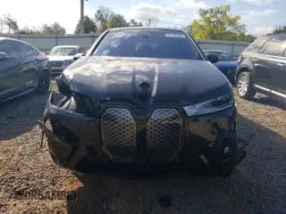 ✅ 2024 BMW iX xDrive50 • VIN: WB523CF08RCR00371 • Lot: 85160785. Wystawiony na Copart z przebiegiem 27 083 mil. Bezpłatny archiwum sprzedaży aukcyjnych z USA i szczegółowy raport historii pojazdu na DreamBid. Zdjęcie 5.