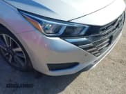 ✅ 2024 Nissan Versa S • VIN: 3N1CN8DV5RL848865 • Lot: 43705379. Wystawiony na IAAI z przebiegiem 53 550 mil. Bezpłatny archiwum sprzedaży aukcyjnych z USA i szczegółowy raport historii pojazdu na DreamBid. Zdjęcie 6.