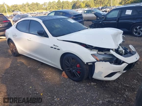 ✅ 2022 Maserati Ghibli Modena Q4 • VIN: ZAM57YTM1NX398070 • Lot: 43238841. Wystawiony na IAAI z przebiegiem 25 985 mil. Bezpłatny archiwum sprzedaży aukcyjnych z USA i szczegółowy raport historii pojazdu na DreamBid. Zdjęcie 1.