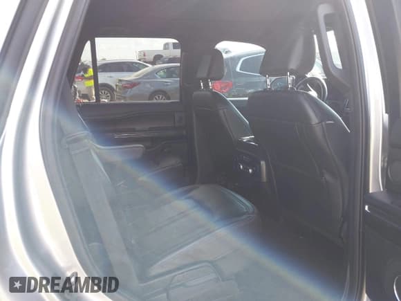 ✅ 2021 Ford Expedition Limited • VIN: 1FMJU1KT0MEA56014 • Lot: 43250236. Wystawiony na IAAI z przebiegiem 82 950 mil. Bezpłatny archiwum sprzedaży aukcyjnych z USA i szczegółowy raport historii pojazdu na DreamBid. Zdjęcie 8.