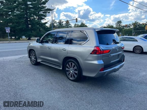 ✅ 2018 Lexus LX 570 • VIN: JTJHY7AX5J4254746 • Lot: 86474295. Wystawiony na Copart z przebiegiem 174 945 mil. Bezpłatny archiwum sprzedaży aukcyjnych z USA i szczegółowy raport historii pojazdu na DreamBid. Zdjęcie 3.