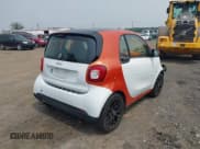 ✅ 2016 Smart fortwo Passion • VIN: WMEFJ5DAXGK054834 • Lot: 42880598. Wystawiony na IAAI z przebiegiem 71 551 mil. Bezpłatny archiwum sprzedaży aukcyjnych z USA i szczegółowy raport historii pojazdu na DreamBid. Zdjęcie 4.