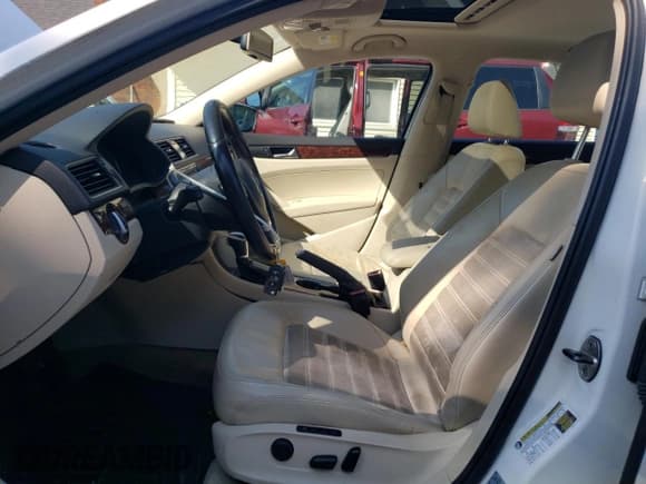 ✅ 2013 Volkswagen Passat SEL Premium • VIN: 1VWCP7A36DC014576 • Lot: 61404975. Wystawiony na Copart z przebiegiem 198 558 mil. Bezpłatny archiwum sprzedaży aukcyjnych z USA i szczegółowy raport historii pojazdu na DreamBid. Zdjęcie 7.