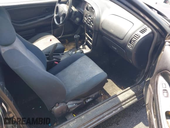 ✅ 2001 Mitsubishi Mirage DE • VIN: JA3AY11A71U038070 • Lot: 42431663. Wystawiony na IAAI z przebiegiem 135 575 mil. Bezpłatny archiwum sprzedaży aukcyjnych z USA i szczegółowy raport historii pojazdu na DreamBid. Zdjęcie 5.