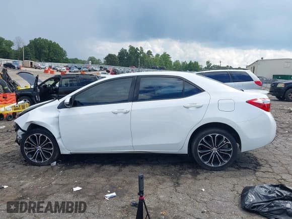 ✅ 2015 Toyota Corolla LE • VIN: 2T1BURHE8FC345082 • Lot: 43055448. Listed on IAAI with 121,072 mi. Free auction sales archive from the USA and detailed vehicle history report at DreamBid. Image 14.