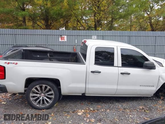 2017 Chevrolet Silverado 1500 Work Truck с VIN 1GCVKNEC6HZ238541, выставлен на аукционе IAAI как лот 43479951 с пробегом 104 584 миль миль и . История ставок и продаж доступна на DreamBid. Изображение 13.