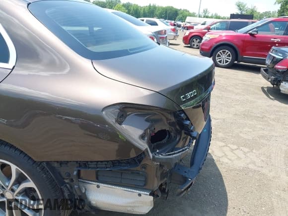 ✅ 2015 Mercedes-Benz C 300 Luxury • VIN: 55SWF4KB3FU018872 • Лот: 42590487. Опубликован ранее на IAAI с пробегом 76 952 миль. Бесплатный доступ к архиву аукционных продаж из США и подробный отчёт об истории автомобиля на DreamBid. Изображение 6.