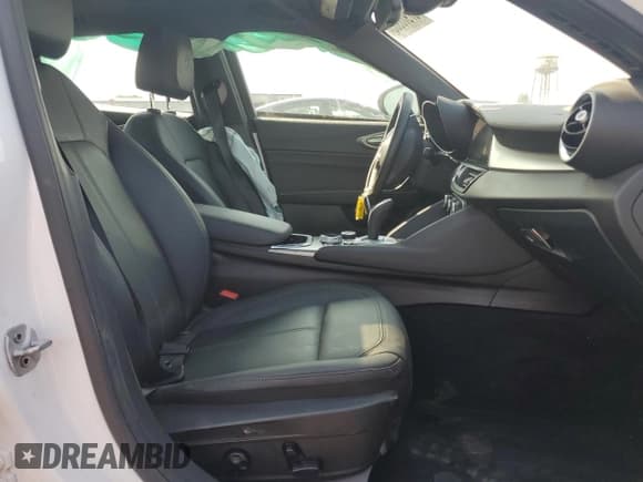 ✅ 2024 Alfa Romeo Giulia Veloce • VIN: ZARFANBN2R7678224 • Lot: 67978965. Wystawiony na Copart z przebiegiem 7 500 mil. Bezpłatny archiwum sprzedaży aukcyjnych z USA i szczegółowy raport historii pojazdu na DreamBid. Zdjęcie 7.