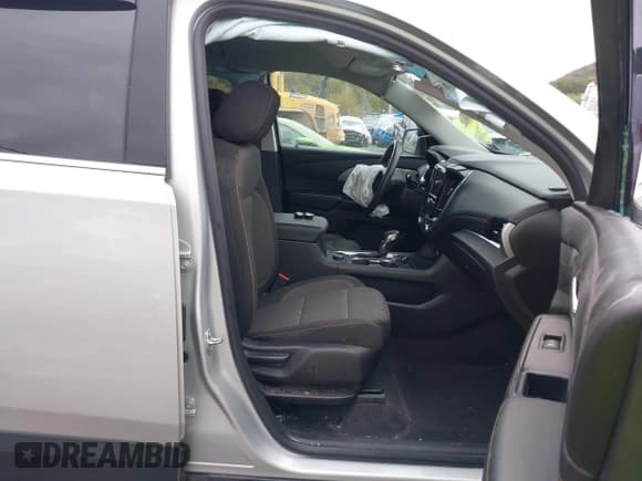 ✅ 2021 Chevrolet Traverse LS • VIN: 1GNERFKW7MJ156057 • Lot: 43426576. Wystawiony na IAAI z przebiegiem 59 799 mil. Bezpłatny archiwum sprzedaży aukcyjnych z USA i szczegółowy raport historii pojazdu na DreamBid. Zdjęcie 5.