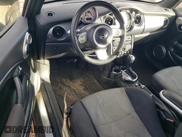 ✅ 2005 MINI Convertible • VIN: WMWRF33475TG11672 • Lot: 74215254. Wystawiony na Copart z przebiegiem 122 021 mil. Bezpłatny archiwum sprzedaży aukcyjnych z USA i szczegółowy raport historii pojazdu na DreamBid. Zdjęcie 8.