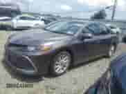 2023 Toyota Camry LE z VIN 4T1C11BK6PU102562, wystawiony jako Copart lot #65087875 z przebiegiem Nie podano mil oraz Szkoda całkowita • Salvage title. Historia ofert i sprzedaży dostępna na DreamBid. Obrazek 1.
