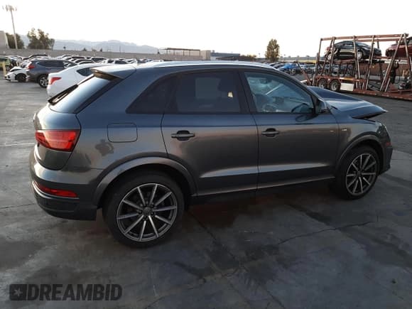 ✅ 2018 Audi Q3 Premium • VIN: WA1BCCFS2JR034913 • Lot: 69165622. Wystawiony na Copart z przebiegiem Nie podano. Bezpłatny archiwum sprzedaży aukcyjnych z USA i szczegółowy raport historii pojazdu na DreamBid. Zdjęcie 3.