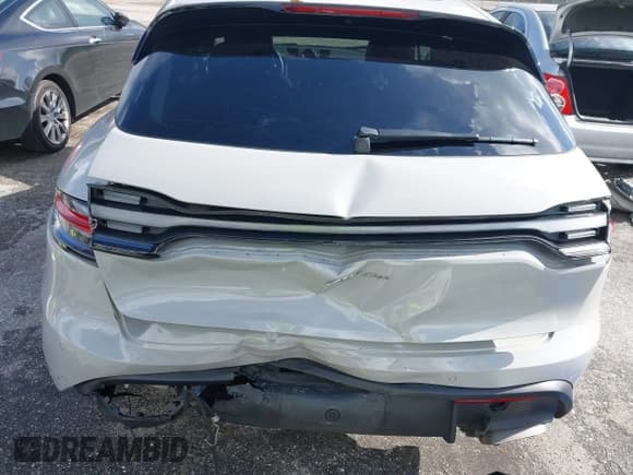 ✅ 2024 Porsche Macan • VIN: WP1AA2A51RLB04370 • Lot: 42471618. Listed on IAAI with 17,519 mi. Free auction sales archive from the USA and detailed vehicle history report at DreamBid. Image 6.