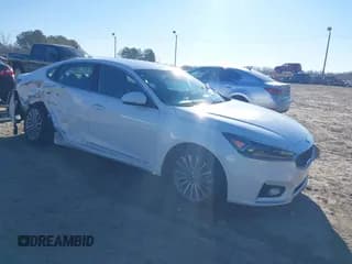 ✅ 2019 Kia Cadenza Premium • VIN: KNALB4J10K5164647 • Лот: 41688795. Опубликован ранее на IAAI с пробегом 56 201 миль. Бесплатный доступ к архиву аукционных продаж из США и подробный отчёт об истории автомобиля на DreamBid. Изображение 1.