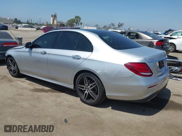 ✅ 2020 Mercedes-Benz E 350 • VIN: W1KZF8DB9LA825751 • Лот: 42536447. Опубликован ранее на IAAI с пробегом 76 422 миль. Бесплатный доступ к архиву аукционных продаж из США и подробный отчёт об истории автомобиля на DreamBid. Изображение 3.