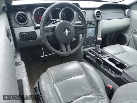 ✅ 2005 Ford Mustang Deluxe • VIN: 1ZVFT80NX55153066 • Lot: 82753745. Wystawiony na Copart z przebiegiem 163 122 mil. Bezpłatny archiwum sprzedaży aukcyjnych z USA i szczegółowy raport historii pojazdu na DreamBid. Zdjęcie 8.