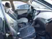 2017 Hyundai Santa Fe 2.4L z VIN 5NMZU3LBXHH012582, wystawiony jako IAAI lot #43513858 z przebiegiem 139 498 mil mil oraz . Historia ofert i sprzedaży dostępna na DreamBid. Obrazek 5.