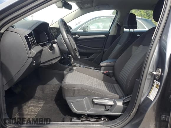 ✅ 2025 Volkswagen Jetta S • VIN: 3VW5X7BU9SM024742 • Lot: 84890395. Wystawiony na Copart z przebiegiem 15 521 mil. Bezpłatny archiwum sprzedaży aukcyjnych z USA i szczegółowy raport historii pojazdu na DreamBid. Zdjęcie 7.