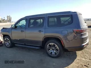 ✅ 2022 Jeep Wagoneer Series III • VIN: 1C4SJUDT2NS144291 • Lot: 66950764. Wystawiony na Copart z przebiegiem 25 070 mil. Bezpłatny archiwum sprzedaży aukcyjnych z USA i szczegółowy raport historii pojazdu na DreamBid. Zdjęcie 2.