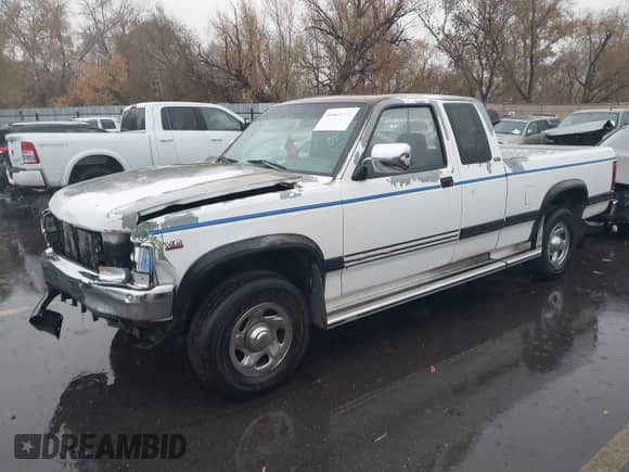 1994 Dodge Dakota z VIN 1B7GG23X0RS575506, wystawiony jako IAAI lot #40965226 z przebiegiem 89 884 mil mil oraz . Historia ofert i sprzedaży dostępna na DreamBid. Obrazek 2.