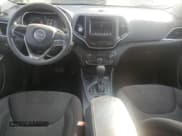 ✅ 2019 Jeep Cherokee Latitude • VIN: 1C4PJLCB6KD223259 • Lot: 93710845. Wystawiony na Copart z przebiegiem 85 677 mil. Bezpłatny archiwum sprzedaży aukcyjnych z USA i szczegółowy raport historii pojazdu na DreamBid. Zdjęcie 8.