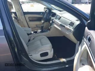 ✅ 2011 Lincoln MKS • VIN: 1LNHL9DR2BG608986 • Lot: 43673628. Wystawiony na IAAI z przebiegiem Nie podano. Bezpłatny archiwum sprzedaży aukcyjnych z USA i szczegółowy raport historii pojazdu na DreamBid. Zdjęcie 5.