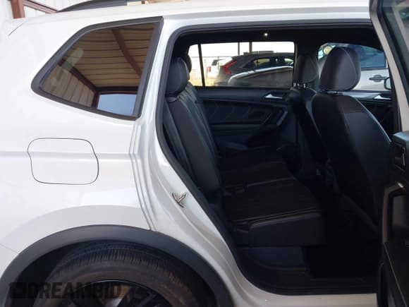 ✅ 2024 Volkswagen Tiguan SE R-Line Black • VIN: 3VVCB7AX2RM064886 • Lot: 43263058. Wystawiony na IAAI z przebiegiem 31 912 mil. Bezpłatny archiwum sprzedaży aukcyjnych z USA i szczegółowy raport historii pojazdu na DreamBid. Zdjęcie 8.