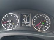 ✅ 2013 Volkswagen Tiguan S • VIN: WVGAV3AX5DW621767 • Lot: 43786837. Wystawiony na IAAI z przebiegiem 117 114 mil. Bezpłatny archiwum sprzedaży aukcyjnych z USA i szczegółowy raport historii pojazdu na DreamBid. Zdjęcie 7.