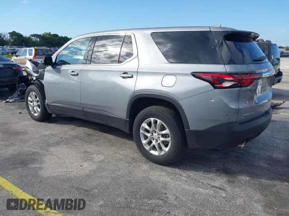 ✅ 2023 Chevrolet Traverse LS • VIN: 1GNERFKW9PJ103686 • Lot: 43548029. Wystawiony na IAAI z przebiegiem 16 853 mil. Bezpłatny archiwum sprzedaży aukcyjnych z USA i szczegółowy raport historii pojazdu na DreamBid. Zdjęcie 3.