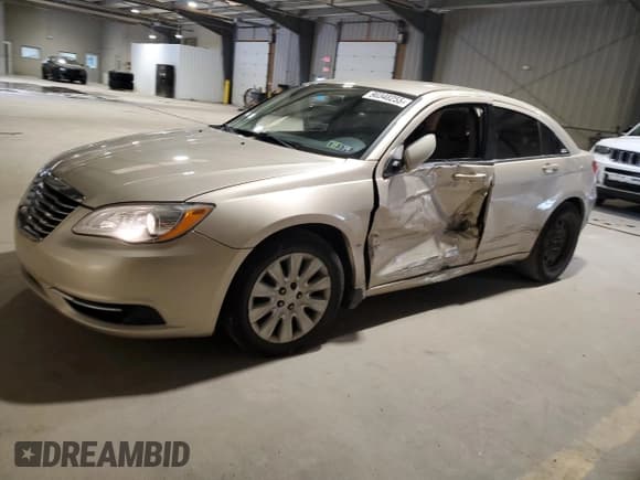✅ 2013 Chrysler 200 LX • VIN: 1C3CCBAG6DN721982 • Lot: 90348255. Wystawiony na Copart z przebiegiem 125 209 mil. Bezpłatny archiwum sprzedaży aukcyjnych z USA i szczegółowy raport historii pojazdu na DreamBid. Zdjęcie 1.