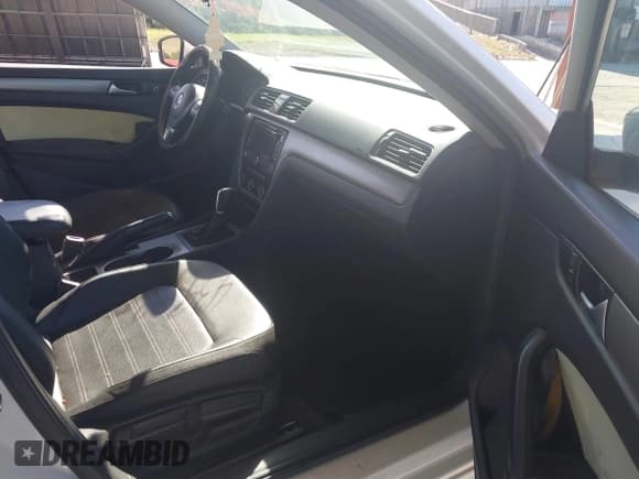 ✅ 2015 Volkswagen Passat SE • VIN: 1VWBS7A31FC075556 • Лот: 43933180. Опубликован ранее на IAAI с пробегом 131 543 миль. Бесплатный доступ к архиву аукционных продаж из США и подробный отчёт об истории автомобиля на DreamBid. Изображение 5.