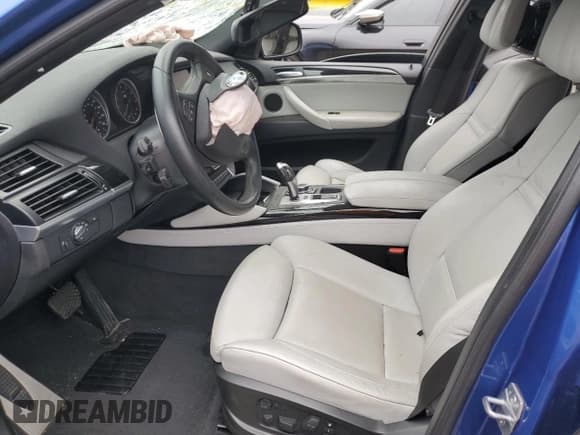 ✅ 2014 BMW X6 M • VIN: 5YMGZ0C53E0C40561 • Lot: 61092915. Wystawiony na Copart z przebiegiem Nie podano. Bezpłatny archiwum sprzedaży aukcyjnych z USA i szczegółowy raport historii pojazdu na DreamBid. Zdjęcie 7.