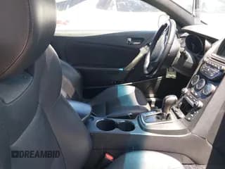 ✅ 2015 Hyundai Genesis Coupe 3.8L Base • VIN: KMHHU6KJXFU125150 • Lot: 42222939. Wystawiony na IAAI z przebiegiem Nie podano. Bezpłatny archiwum sprzedaży aukcyjnych z USA i szczegółowy raport historii pojazdu na DreamBid. Zdjęcie 5.