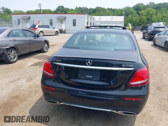 ✅ 2017 Mercedes-Benz E 300 Luxury • VIN: WDDZF4KBXHA059791 • Lot: 42458651. Listed on IAAI with 111,984 mi. Free auction sales archive from the USA and detailed vehicle history report at DreamBid. Image 17.
