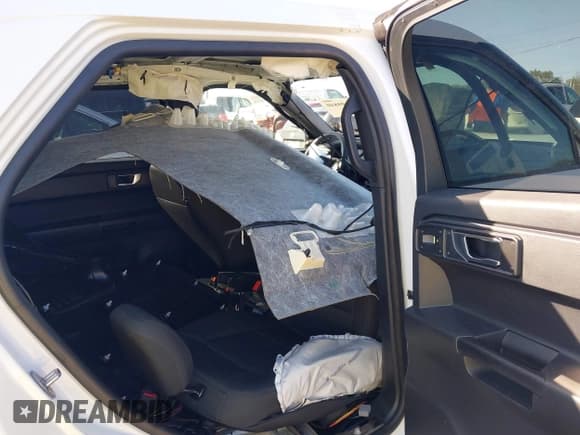 ✅ 2022 Ford Police Interceptor Utility • VIN: 1FM5K8AB2NGA02664 • Lot: 40499840. Wystawiony na IAAI z przebiegiem 7 067 mil. Bezpłatny archiwum sprzedaży aukcyjnych z USA i szczegółowy raport historii pojazdu na DreamBid. Zdjęcie 8.