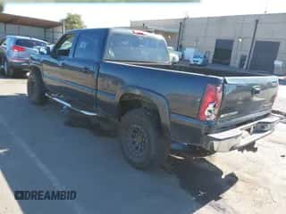2003 Chevrolet Silverado 2500HD LS z VIN 1GCHK23U73F167710, wystawiony jako IAAI lot #43496838 z przebiegiem 270 504 mil mil oraz . Historia ofert i sprzedaży dostępna na DreamBid. Obrazek 3.