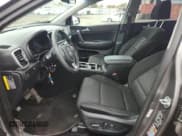 ✅ 2018 Kia Sportage LX • VIN: KNDPMCAC4J7379073 • Lot: 90990035. Wystawiony na Copart z przebiegiem 85 918 mil. Bezpłatny archiwum sprzedaży aukcyjnych z USA i szczegółowy raport historii pojazdu na DreamBid. Zdjęcie 7.