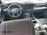 ✅ 2024 Toyota Tundra SR • VIN: 5TFKB5AA7RX035565 • Lot: 60902494. Wystawiony na Copart z przebiegiem 1 425 mil. Bezpłatny archiwum sprzedaży aukcyjnych z USA i szczegółowy raport historii pojazdu na DreamBid. Zdjęcie 8.