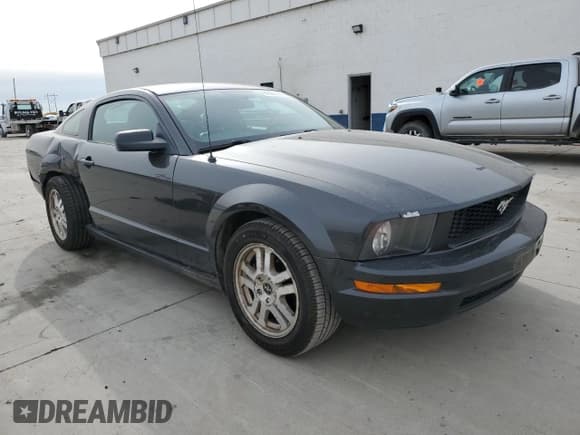 ✅ 2008 Ford Mustang Deluxe • VIN: 1ZVHT80N085149590 • Lot: 92692355. Wystawiony na Copart z przebiegiem 173 554 mil. Bezpłatny archiwum sprzedaży aukcyjnych z USA i szczegółowy raport historii pojazdu na DreamBid. Zdjęcie 4.