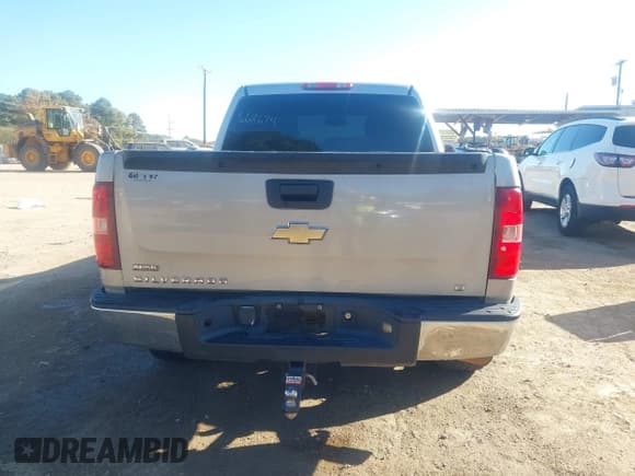 ✅ 2007 Chevrolet Silverado 1500 1LT • VIN: 2GCEC13J871688674 • Lot: 43707213. Wystawiony na IAAI z przebiegiem 293 504 mil. Bezpłatny archiwum sprzedaży aukcyjnych z USA i szczegółowy raport historii pojazdu na DreamBid. Zdjęcie 16.