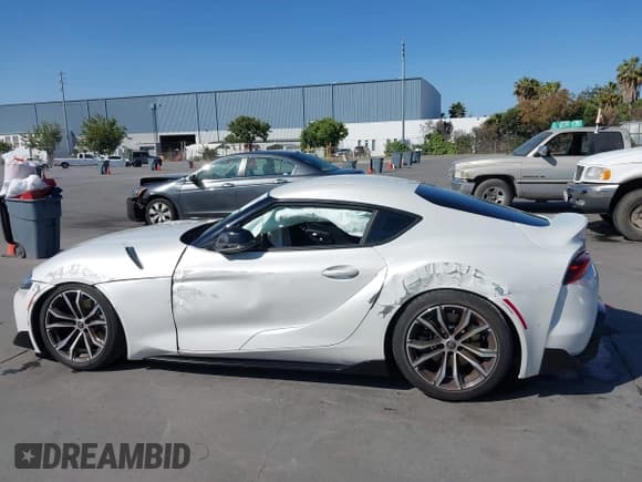 ✅ 2021 Toyota Supra 2.0 • VIN: WZ1DB2C01MW039946 • Lot: 42519516. Wystawiony na IAAI z przebiegiem 21 073 mil. Bezpłatny archiwum sprzedaży aukcyjnych z USA i szczegółowy raport historii pojazdu na DreamBid. Zdjęcie 14.