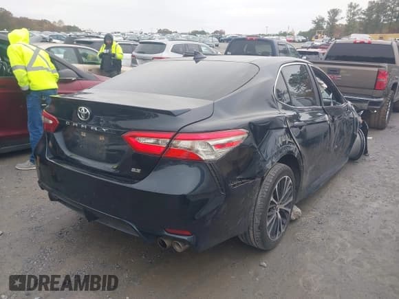 ✅ 2019 Toyota Camry LE • VIN: 4T1B11HK6KU741648 • Lot: 43587422. Wystawiony na IAAI z przebiegiem 134 621 mil. Bezpłatny archiwum sprzedaży aukcyjnych z USA i szczegółowy raport historii pojazdu na DreamBid. Zdjęcie 4.