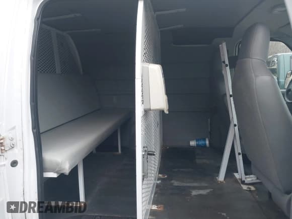 ✅ 2012 Ford Econoline Cargo Super Duty Commercial • VIN: 1FTSS3EL3CDA79510 • Lot: 41515380. Wystawiony na IAAI z przebiegiem 217 109 mil. Bezpłatny archiwum sprzedaży aukcyjnych z USA i szczegółowy raport historii pojazdu na DreamBid. Zdjęcie 8.