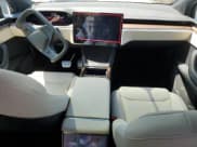 ✅ 2023 Tesla Model X • VIN: 7SAXCBE52PF417849 • Lot: 63702015. Wystawiony na Copart z przebiegiem 35 357 mil. Bezpłatny archiwum sprzedaży aukcyjnych z USA i szczegółowy raport historii pojazdu na DreamBid. Zdjęcie 8.