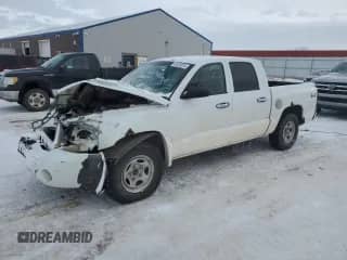 2005 Dodge Dakota ST z VIN 1D7HW28K95S205935, wystawiony jako Copart lot #41422315 z przebiegiem 178 800 mil mil oraz Czysty tytuł • Clean title. Historia ofert i sprzedaży dostępna na DreamBid. Obrazek 1.