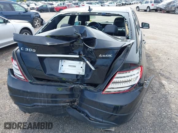 ✅ 2013 Mercedes-Benz C 300 Sport • VIN: WDDGF8AB5DR282431 • Lot: 43166289. Wystawiony na IAAI z przebiegiem 143 327 mil. Bezpłatny archiwum sprzedaży aukcyjnych z USA i szczegółowy raport historii pojazdu na DreamBid. Zdjęcie 21.